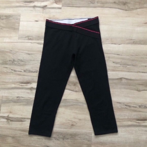 Fabletics Women’s Maddox Capri Leggings Black Coral Logo Waistband - Picture 5 of 8